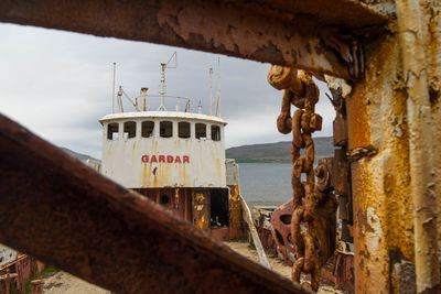 Rusty ship in sea against sky