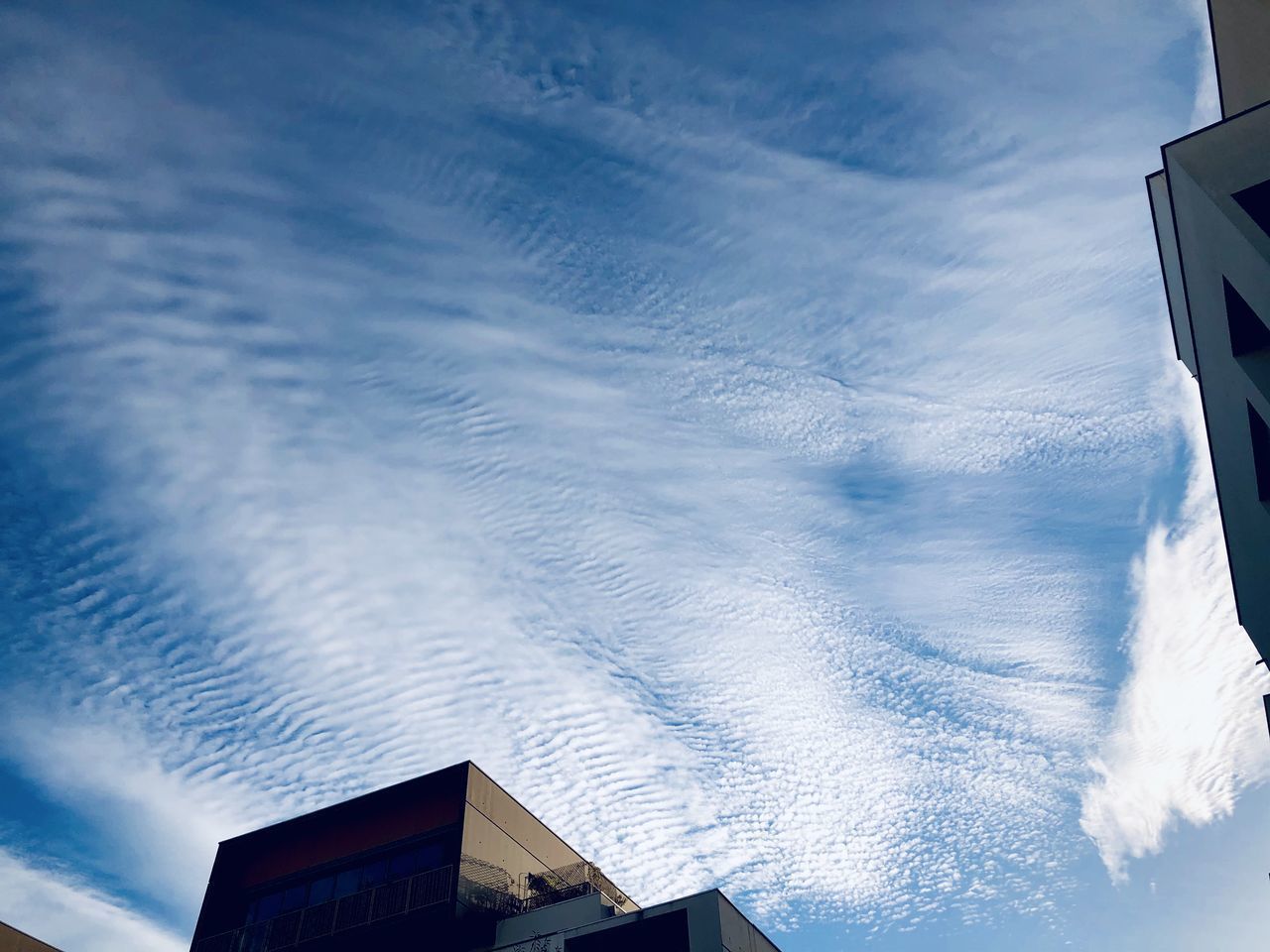 LOW ANGLE VIEW OF HOUSE AGAINST SKY