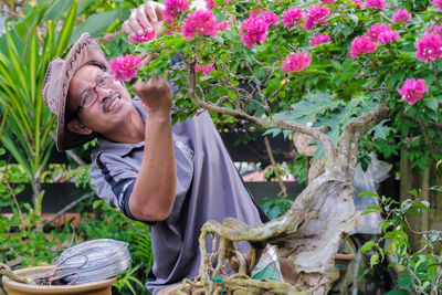 Portrait of a smiling young woman outdoors