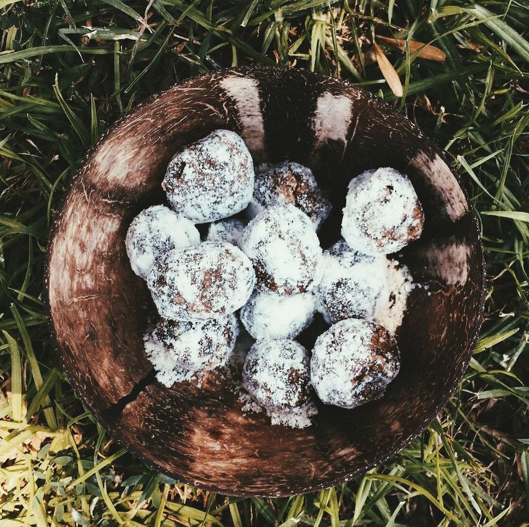 CLOSE-UP OF MUSHROOMS GROWING ON FIELD