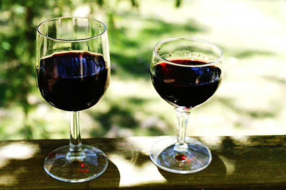 wineglass, glass - material, drinking glass, transparent, drink, refreshment, wine, food and drink, alcohol, table, close-up, focus on foreground, glass, freshness, still life, indoors, bubble, fragility, alcoholic drink, red wine