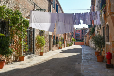 Rio terà san vio alley with washing lines in the dorsoduro district, venice, italy