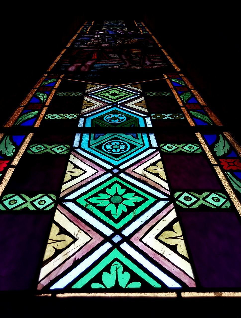LOW ANGLE VIEW OF STAINED GLASS WINDOW