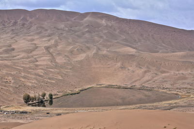 1063 lake tamaying-sand dunes-badain jaran desert-footprints on sand-overcast sky. nei mongol-china.