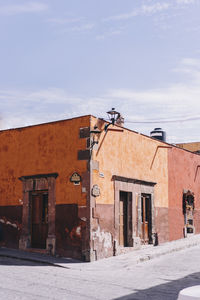 Corner of single storey house in san miguel de allende, mexico