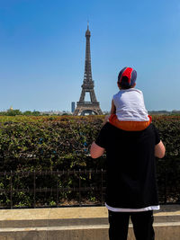 En famille devant la tour eiffel 