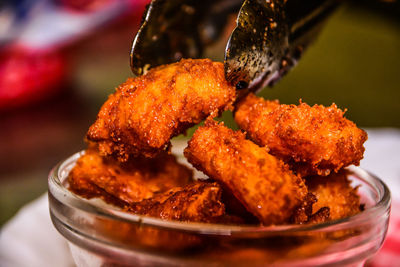 Close-up of chicken wings in bowl on table