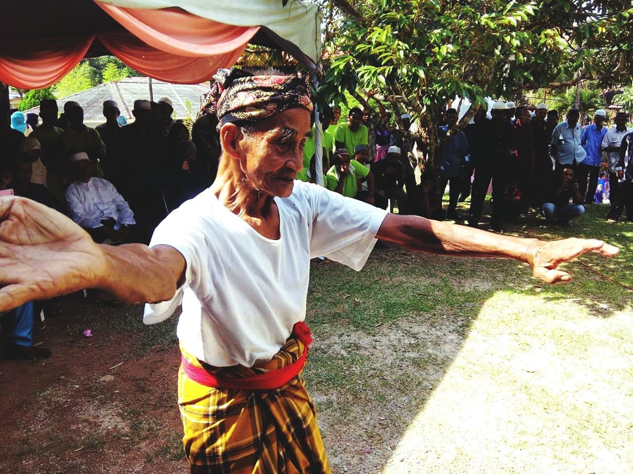 real people, incidental people, one person, lifestyles, leisure activity, casual clothing, day, standing, glasses, sunlight, men, sunglasses, nature, young men, front view, young adult, three quarter length, looking, fashion, human arm, outdoors, festival