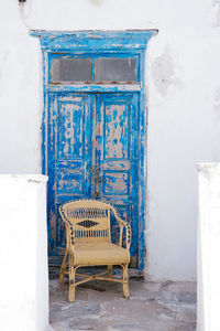 Empty chairs and table against blue wall