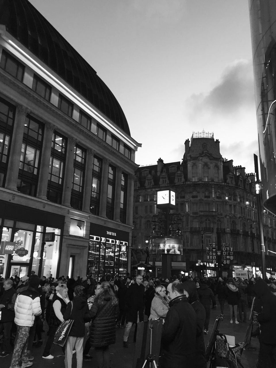 building exterior, architecture, group of people, built structure, large group of people, crowd, city, real people, sky, men, women, lifestyles, building, adult, street, city life, nature, leisure activity, day, outdoors