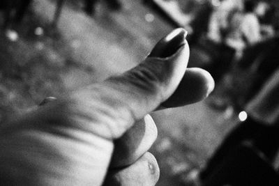 Close-up of hand holding leaf