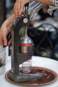 Process of squeezing pomegranate juice using manual mechanical juicer to obtain useful vitamins