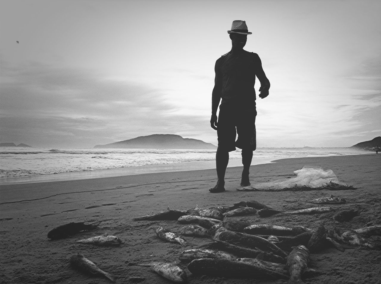 sea, beach, standing, sky, shore, water, rear view, full length, lifestyles, horizon over water, men, leisure activity, tranquil scene, tranquility, scenics, beauty in nature, nature, sand