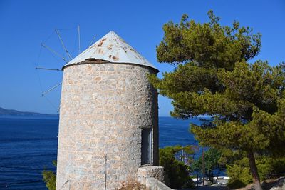 House by sea against sky