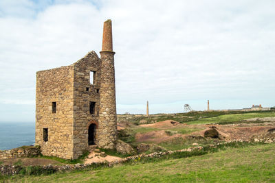 Old ruin building against sky