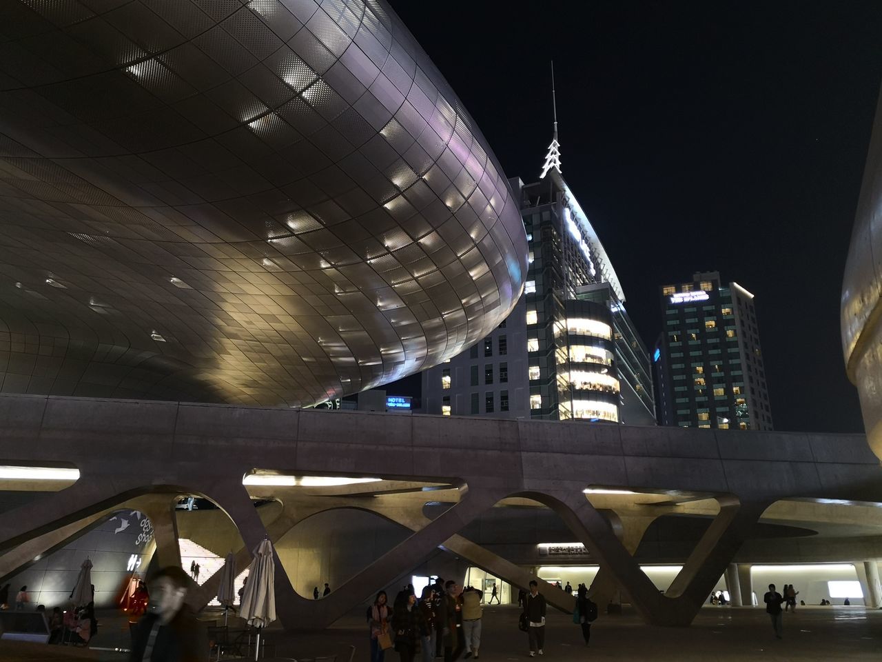 LOW ANGLE VIEW OF MODERN BUILDING AT NIGHT