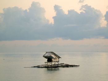 Small houses that float in the middle of the sea