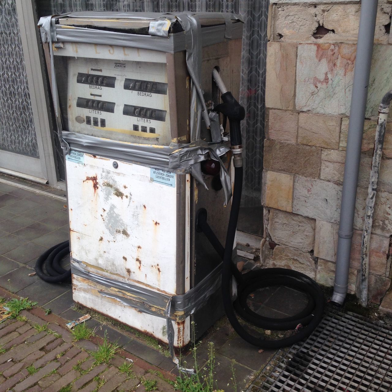 no people, abandoned, technology, old, day, metal, fuel and power generation, machinery, obsolete, outdoors, architecture, rusty, high angle view, communication, industry, built structure, connection, retro styled, vending machine, electrical equipment