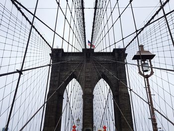 Low angle view details of brooklyn bridge faade